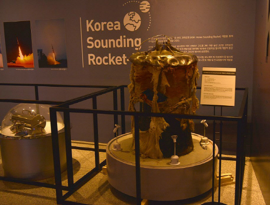 KSR-III 발사 후 바다에서 인양한 엔진