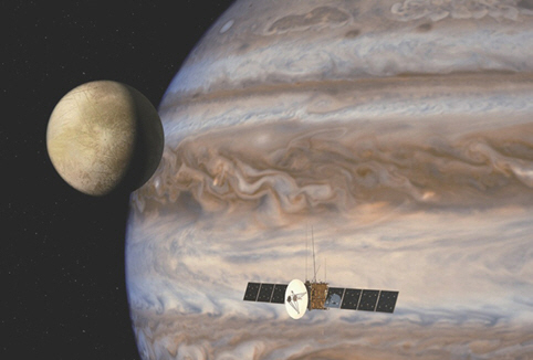 ▲ 유럽우주기구(ESA)가 2030년부터 3년간 목성 궤도를 돌며 유로파와 가니메데, 칼리스토 등 3개의 위성을 탐사하게 될 ‘주스(JUICE)’ 탐사선을 2022년 발사할 예정이다. 주스에는 11종의 과학 실험장비에 더해 지하 9㎞까지 파고들어가는 ‘페너트레이터(penetrators)’도 탑재된다.