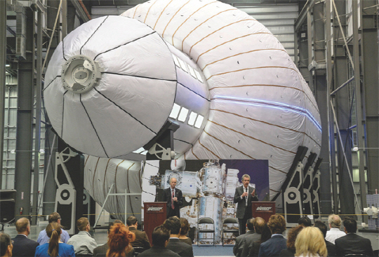 ▲비글로우 에어로스페이스의 설립자 로버트 비글로우가 팽창식 우주 거주 모듈을 공개하고 있다.