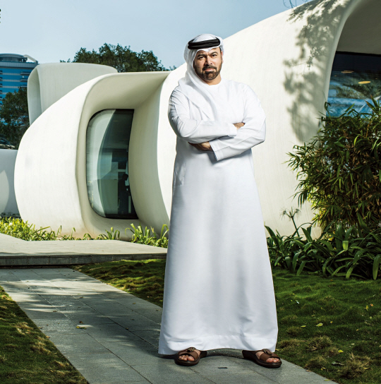 ▲ 모하메드 알 게르가위 두바이의 미래를 짊어진 이 장관은 3D 프린팅으로 만들어진 "퓨처파운데이션" 앞에 서 있다.