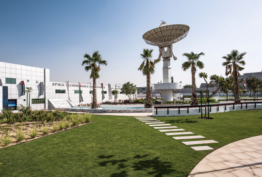 ▲우주 센터 : 두바이 우주 센터는 임무 통제실, 연구소, 위성 건조용 청정실을 갖추고 있으며 그 크기를 계속 늘려가고 있다.