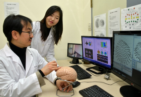 ▲ KRISS 김기웅 책임연구원(왼쪽) 연구진이 순수 온도자극에 대한 뇌자도 측정결과를 분석하고 있다.