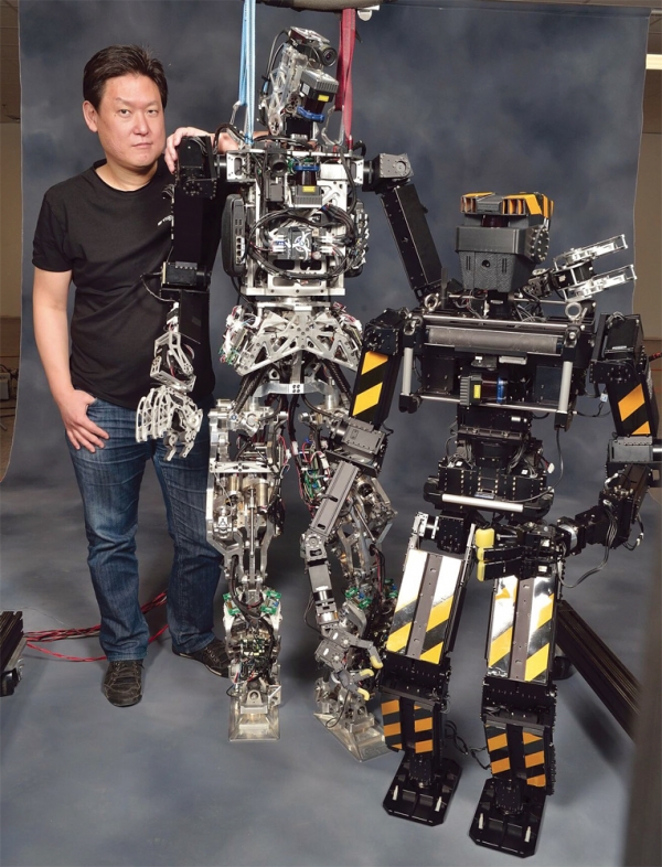 로봇 '토르-OP', '토르'(왼쪽부터)와 함께. (사진-Elena Zhukova, University of California)