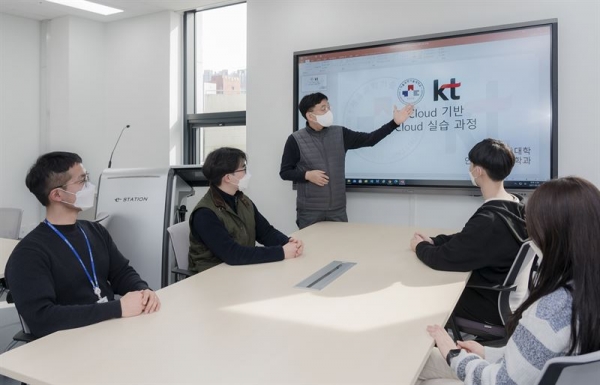 서울과학기술대학교 인공지능응용학화 학생들이 KT클라우드를 활용한 교육을 듣고 있다./사진=KT