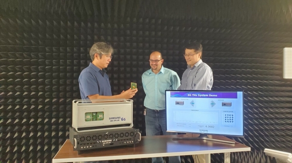 삼성리서치 아메리카(SRA) 실험실에서 삼성전자 연구원들이 140 GHz 통신 시스템을 시연하고 있다. 삼성전자 제공