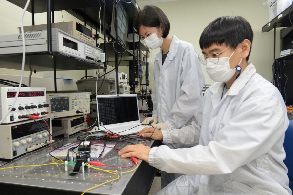 연구진이 전류 센서와 모듈에 높은 전압을 걸어 차단이 잘 이뤄지는지 실험하고 있다. 한국전자통신연구원 제공.