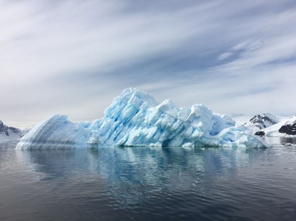 동남극 기온하강 현상을 두고 '지구온난화가 가속되고 있다지만 동남극은 도리어 추워지고 있다'는 이견이 많았다. 기초과학연구원(IBS) 연구진이 국제공동연구를 통해 "열대 서태평양 강수현상과 관련이 있다"는 사실을 밝혀냈다. 사진은 동남극 인근 바다에서 촬영한 빙하의 모습이다. Unsplash 제공.