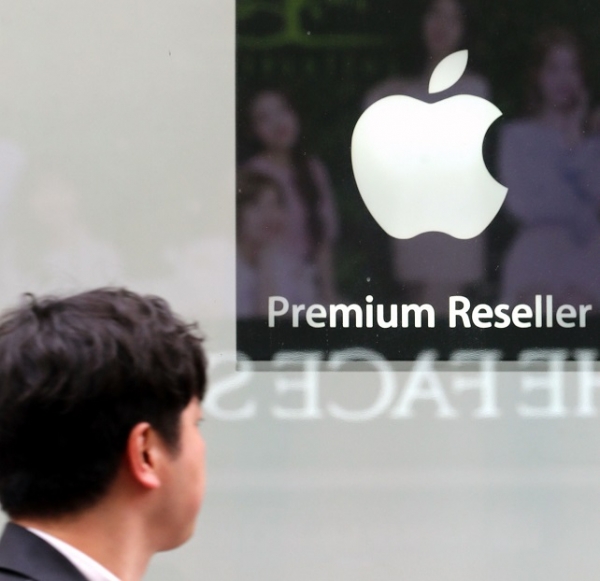 애플코리아의 지난해 매출이 전년보다 24% 증가했다. 서울 중구 명동 애플 전문 스토어 프리스비 앞으로 시민이 지나가고 있다. [뉴시스]