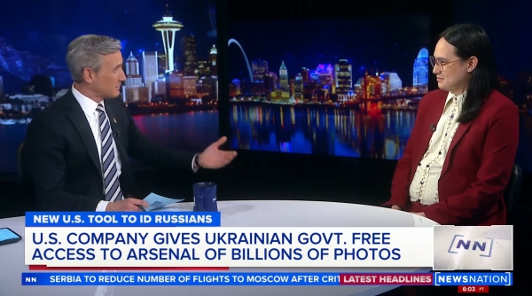 미국 '클리어뷰AI'의 공동창업자(오른쪽)가 우크라이나에 안면인식기술을 제공했다는 내용과 관련해 미국 뉴스네이션 방송에서 인터뷰를 하고 있다. [출처=뉴스네이션 화면캡처]