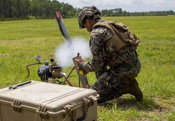 미군 병사가 공격용 드론인 스위치 블레이드를 발사하고 있다.