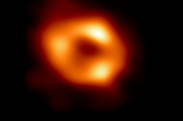 우리 은하계 중심의 블랙홀이 최초로 관측됐다.