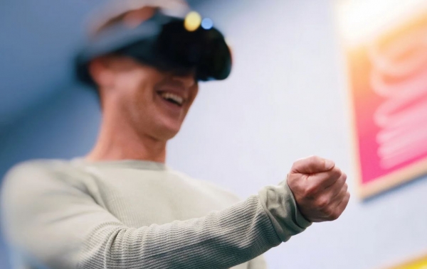 마크 주커버그 메타 CEO가 혼합현실 헤드셋을 시연하고 있다.