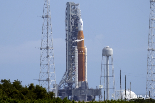 3일(현지시간) 미국 플로리다주 케이프커내버럴 케네디우주센터에서 발사 준비 중이던 우주발사체 '스페이스 론치 시스템'(SLS) 로켓의 모습. 출처=뉴시스