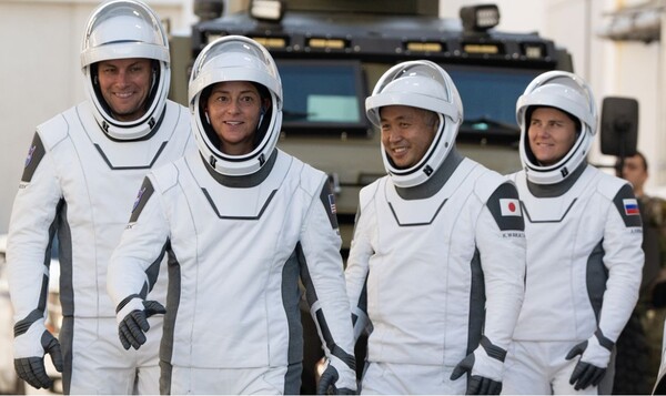좌로부터 순서대로 조시 카사다, 니콜 A.만, 와카다 코이치, 안나 키키나. 출처=NASA