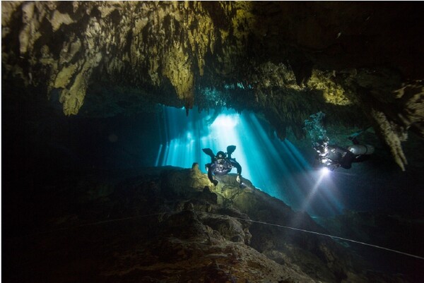 현지 탐사대원 중 한 명이 2014년부터 고생물학자들이 탐험해 온 빈타니 동굴을 내려다보고 있다.