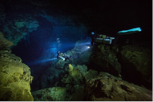잠수부들은 빈타니 동굴의 가장 깊은 곳으로 들어간다. 이 동굴은 마다가스카르 수면으로부터 약 42미터 아래에 있다.