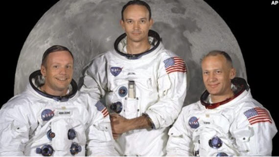 아폴로 11호의 우주비행사 닐 암스트롱, 마이클 콜린스, 그리고 에드윈 버즈 올드린 (왼쪽부터)의 달 착륙 40주년 기념 촬영. 출처=NASA
