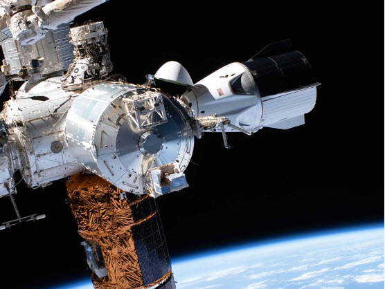 스페이스X의 유인 우주선 엔데버가 국제 우주 정거장에 도킹하는 모습. 출처=SpaceX/NASA