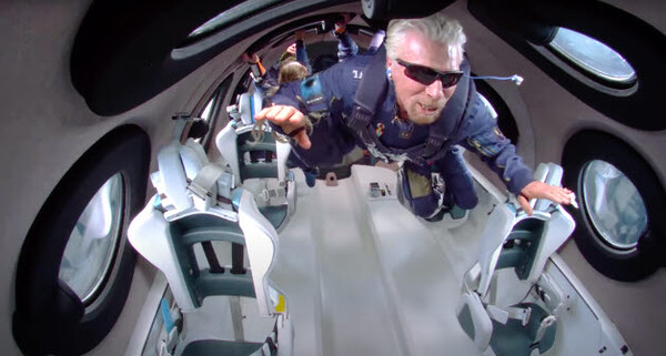 ﻿최초의 우주 여행에서 무중력을 체험하고 있는 리처드 브랜슨. 출처=버진갤럭틱