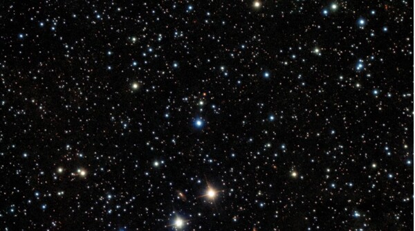 제미니 사우스 망원경이 포착한 감마선 폭발. 푸른색 별 위의 작은 빛이 GRB 221009A. 출처=NSF's NOIRLab/International Gemini Observatory