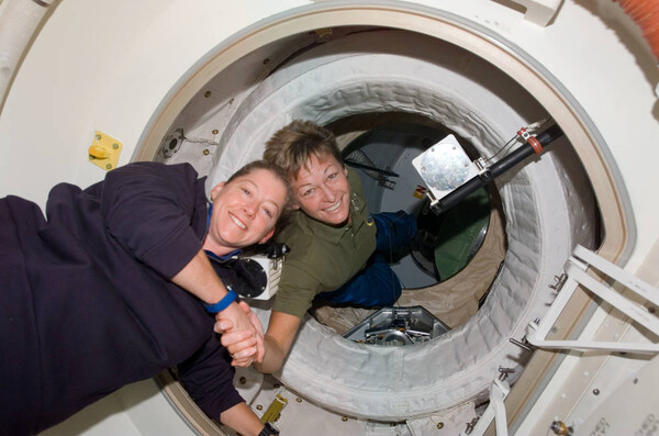 두 여성 우주왕복선 선장(commanders)의 우주에서의 만남. 출처=NASA