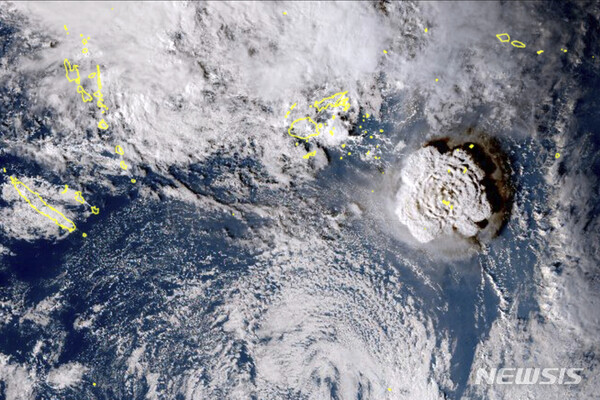 일본의 기상 위성 히마와리-8호가 촬영, 일본 기상청이 공개한 사진. 지난 1월15일 남태평양 국가 통가 인근의 해저 화산이 폭발하는 모습이 보인다. 출처=뉴시스