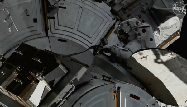 미국항공우주국(NASA) 우주인 조쉬 카사다가 국제우주정거장(ISS) 밖에서 작업하고 있는 모습. 출처=NASA TV  