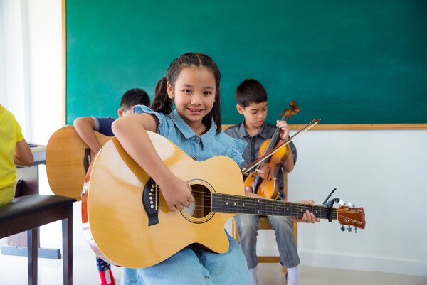 교실에서 악기를 배우는 어린이들 [출처=셔터스톡]