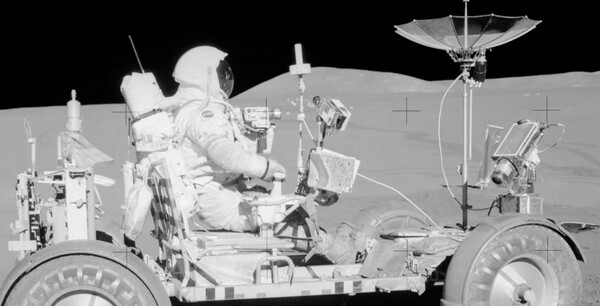 우주비행사 데이비드 R. 스콧이 아폴로 15호 임무를 수행하는 동안 달 궤도 차량에 앉아 있다. 출처=NASA