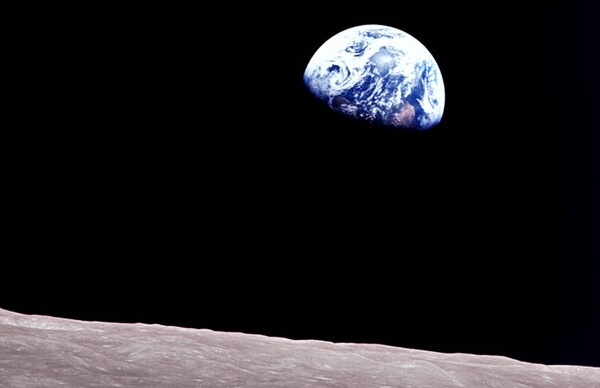 윌리엄 앤더스가 찍은 '어스라이즈'. 출처=NASA