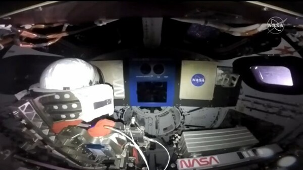 사람 대신 오리온 우주선에 탑승한 마네킹 승무원 '무네킹 캄포스'(Moonikin Campos)가 조종석에 앉아있다. 출처=NASA