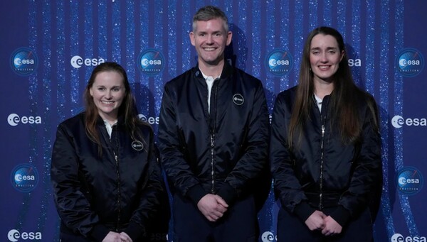 양 옆이 두 명의 여성 우주비행사 후보, 가운데가 장애인 우주비행사 후보 존 맥콜. 출처=ESA