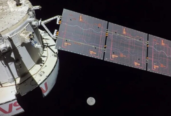 오리온에 장착된 카메라는 지구에서 22만2000마일 이상 떨어진 곳에서 아르테미스 1 임무의 17일째 달의 모습을 포착했다. 출처=NASA
