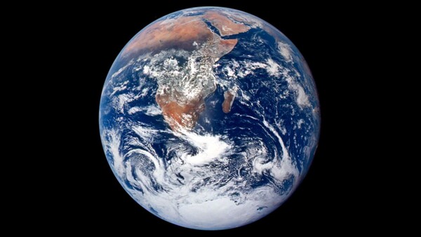 우주에서 지구를 바라보는 구도의 사진 블루마블. 출처=NASA