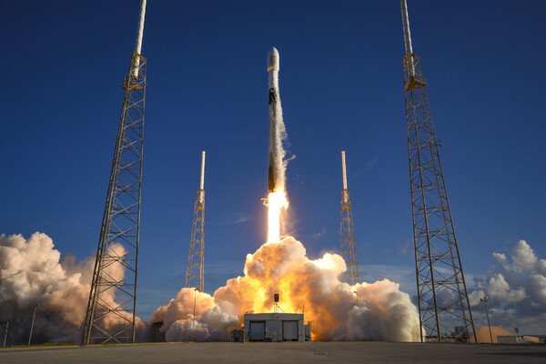 우리나라 첫 달궤도선 다누리가 5일(한국시간) 미국 플로리다주 케이프커내버럴 우주군 기지에서 미국의 민간 우주개발업체 '스페이스X'의 '팰컨 9' 발사체에 실려 발사되고 있다. 출처=SpaceX