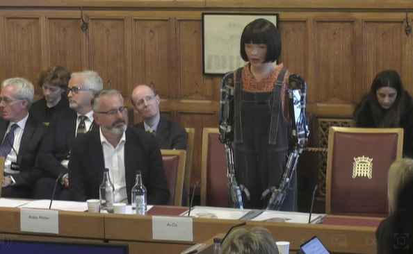 올 10월 휴머노이드 아이다(Ai-Da)가 영국 상원에서 의원들의 질문에 답하는 모습. 출처=유튜브 갈무리