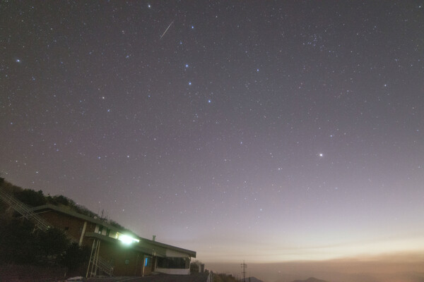 Chuva de meteoros quádrupla (4 de janeiro de 2017) Fonte = Foto de Jeon Young-bum, pesquisador sênior do Korea Astronomical Research Institute