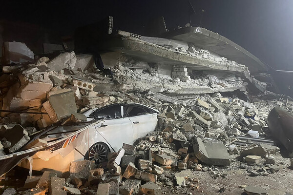 지진으로 파손된 시리아 북부 아즈마린 마을의 차량. [이미지 출처=뉴시스] 