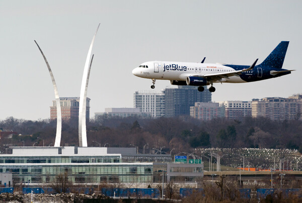 지난해 1월 젯블루의 여객기가 미국 알링턴의 워상턴내셔널공항에 착륙하고 있다. [이미지 출처=AP/뉴시스]