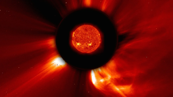 태양과 태양이 지구에 미치는 영향을 조사하는 NASA의 스테레오 임무에서 촬영된 사진. 2012년 7월 23일, 태양의 오른쪽에서 거대한 태양 물질 구름이 폭발하여 우주로 분출되었다. [이미지 출처=NASA/STEREO]