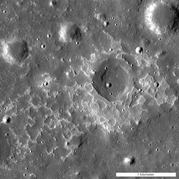 달의 고요의 바다에는 생성된 지 1억 년이 되지 않은 것으로 추정되는 소규모 화산 분출의 흔적이 남아있다. 물을 함유한 유리구슬은 달 화산 활동에 의해서도 생성될 수 있다. [이미지 출처=NASA] 