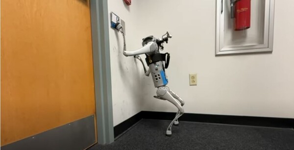 로봇에게 걷는 다리를 사용하는 과제는 매우 어렵다 [사진=카네기멜론 / UC버클리]