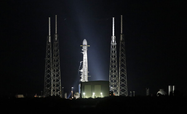 2019년 9월 15일(현지시간) 스페이스X의 우주 기반 인터넷 서비스 '스타링크 프로젝트'를 위한 위성 60기를 실은 팰컨9 로켓이 발사를 위해 미국 플로리다주 케이프컨재버럴 공군기지에서 대기하는 모습. [이미지 출처=AP/뉴시스] 