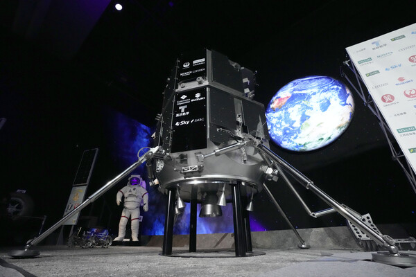 2023년 4월 26일 하쿠토-R 민간 달 탐사선 발사에 앞서 도쿄 국립신과학혁신박물관 미래관에 전시된 착륙선 모형. [사진=AP/뉴시스] 