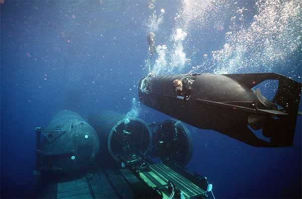 USS 카메하메하 잠수함(SSN-642) 부두에서 작동 중인 실 수송장비 [사진=앤드류 맥카슬 / 미 해군]