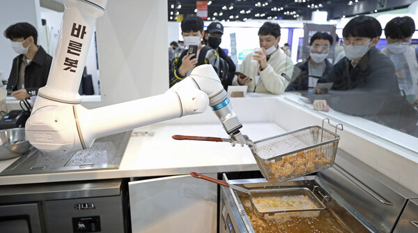 식품의약품안전처는 30일 음식을 조리 혹은 제공(서빙)하는 로봇에 대한 위생 평가 기준을 발표했다. 사진은 서울 국제식품산업대전 2022가 열린 경기 고양시 킨텍스 전시장 로보테크 부스에서 음식 자동 조리 로봇이 시연을 하는 모습. [사진=뉴시스] 