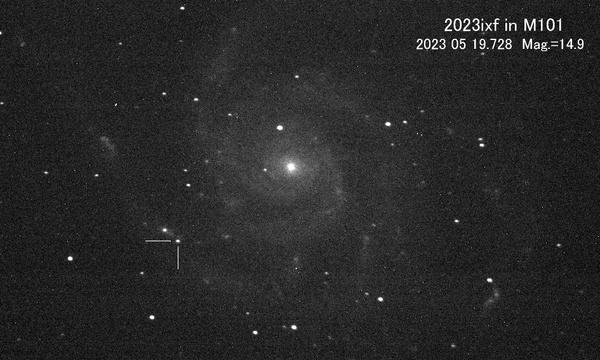 아마추어 천문학자 코이치 이타가키가 발견한 초신성. 두 직선으로 사진에 표시되어 있다. [사진=코이치 이타가키]