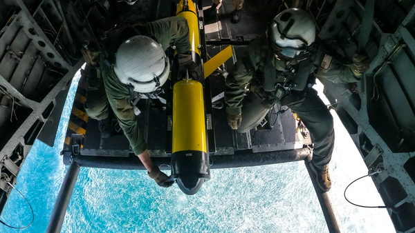 두 해군이 슬로컴 글라이더를 바다로 보내기 전 촬영한 장면 [사진=바비 딕슨/ 미 해군]