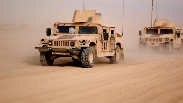 쿠웨이트에서 주행하는 미 육군 수송 차량 험비 [사진=Jason Dangel / US Army]