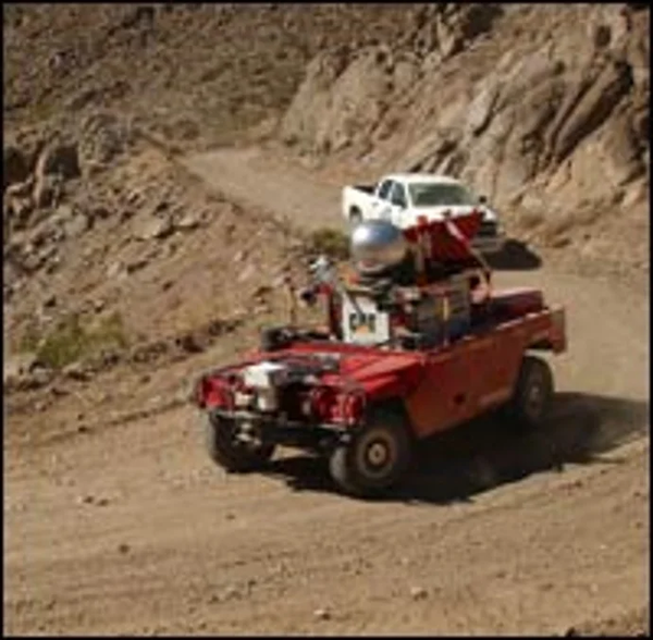 다르파가 개최한 자율주행차 대회에서 사막을 돌파하고 있는 차량 [사진=DARPA]